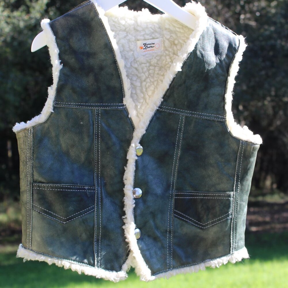 WORN & LOVED LEATHER VEST WITH SO MUCH SOFTNESS GOING IN INSIDE WITH 2 POCKETS
